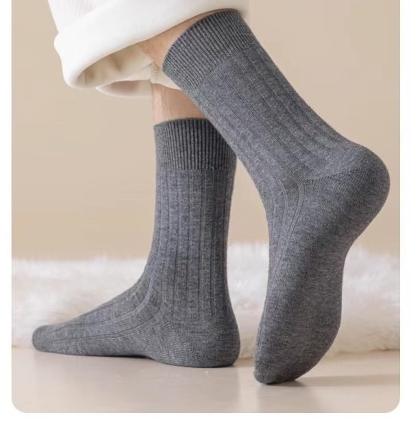 Unisex wool socks for cold feet in winter