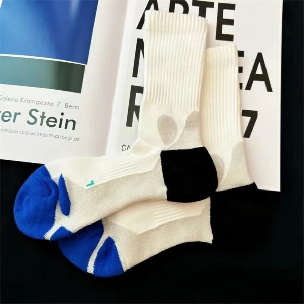 Cotton basketball socks with moisture control